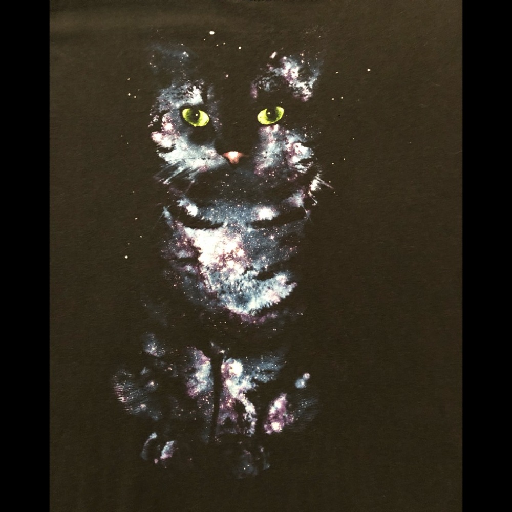 Hybrid black tee with a galaxy cat on the front